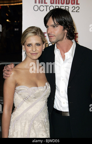 SARAH MICHELLE GELLAR & JASON BEHR Groll L.A. PREMIERE WESTWOOD LOS ANGELES USA 12. Oktober 2004 Stockfoto