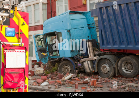 HGV artikuliert LKW prallte vor dem Haus Stockfoto