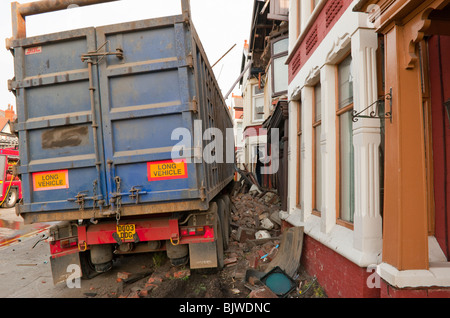 HGV artikuliert LKW prallte vor dem Haus Stockfoto