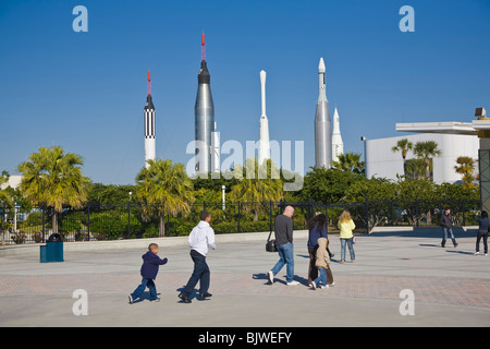 Familie Eintritt Kennedy Space Center Visitor Complex in Florida mit Rocket Garden im Hintergrund Stockfoto