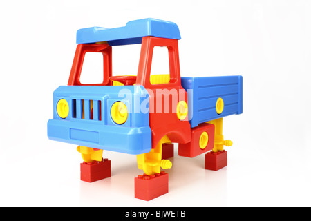 bunten Spielzeug-LKW bis auf Blöcke - gestohlene Räder Stockfoto