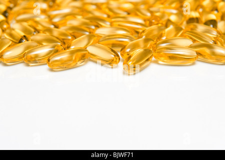 Wunderschöne goldene Fischöl Kapseln auf weißem Hintergrund Stockfoto