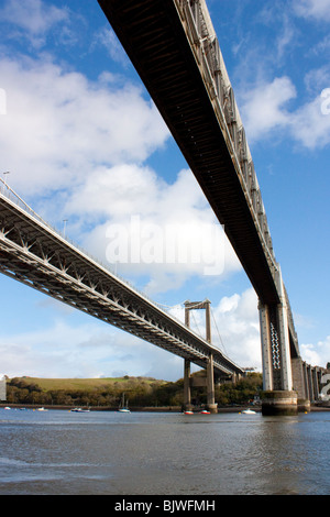 Die Straßen- und Eisenbahnbrücken über den Fluss Tamar bei Saltash Cornwall England Stockfoto