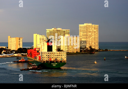 Frachter verlassen Fort Lauderdale in der Abenddämmerung Stockfoto