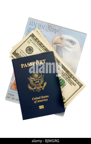 Amerikanische Pässe mit Geld auf weiß Stockfoto