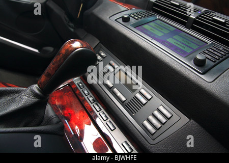 Moderne Luxus Autos Dashboard mit Bedientasten und Multifunktionsanzeige. Flachen DOF. Stockfoto