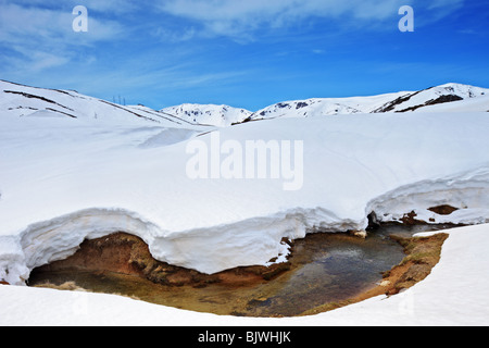 Ein Bach im Winter schneebedeckt im Nationalpark Mavrovo, Mazedonien, Stockfoto