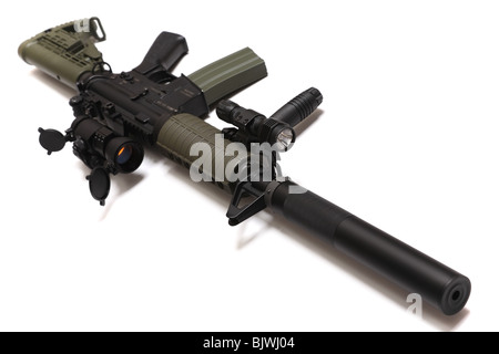 Moderne Waffe. US-Spec Ops M4A1 benutzerdefinierte Gewehr mit Leuchtpunktvisier, Schalldämpfer und taktische Taschenlampe. Isoliert auf weißem Hintergrund. Stockfoto