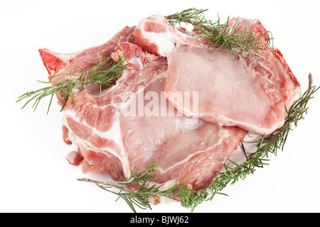 drei rohes Schweinefleisch Steaks mit Rosmarin isoliert auf weißem Hintergrund Stockfoto