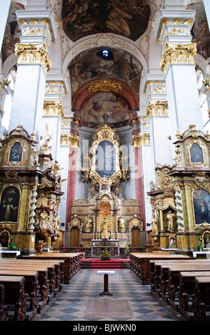 PRAG, Tschechische Republik – das kunstvolle Innere der St. Giles Kathedrale in der Prager Altstadt mit ihrem kunstvollen Barockaltar. Die gotische Architektur der Kathedrale wird durch ihre reichen barocken Dekorationen mit vergoldeten Ornamenten, Fresken und komplizierten Skulpturen wunderbar ergänzt. Dieses atemberaubende Heiligtum veranschaulicht die Mischung der architektonischen Stile, die in den historischen Kirchen Prags vorherrschen, und ist ein Zeugnis des reichen religiösen und kulturellen Erbes der Stadt. Stockfoto