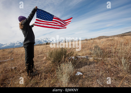 Wanderer halten amerikanische Flagge Stockfoto