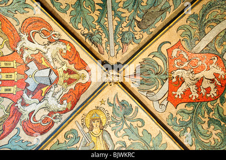 Altes Rathaus Mosaikdecke Wenzel Wappen Prag Tschechische Republik // PRAG, Tschechische Republik — Eine detaillierte Ansicht der Mosaikdecke im Jugendstil im Eingangshalle des Alten Rathauses, mit der Darstellung des Heiligen Wenzels und der Wappen von Prag und Böhmen. Die Mosaike wurden zwischen 1937 und 1939 von dem Mosaiker Stanislav Ulman nach früheren Entwürfen des bekannten tschechischen Künstlers Mikoláš Aleš geschaffen. Diese verzierte Decke ziert den Vorraum des Alten Rathauses (Staroměstská radnice) auf dem Altstädter Platz. Das Kunstwerk feiert Schlüsselfiguren und Symbole des Tschechischen Stockfoto