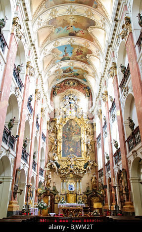PRAG, Tschechische Republik - üppige Kathedrale in Prag. Die berühmte Prager Burg, ein Symbol der tschechischen Geschichte und Macht, steht majestätisch auf einem Hügel mit Blick auf die Stadt. Es ist die größte antike Burg der Welt und ein UNESCO-Weltkulturerbe, das jedes Jahr unzählige Besucher anzieht, um die fesselnde Geschichte und architektonische Vielfalt zu erkunden. Stockfoto