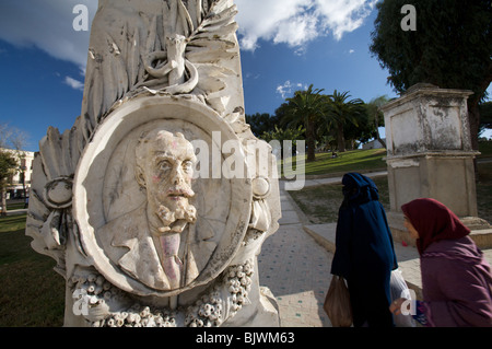 Zwei Frauen vorbei an einer der Statuen in der Mendoubia Gärten, Tanger, Marokko Stockfoto