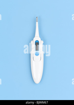 Nahaufnahme von einem elektronischen Thermometer auf blauem Hintergrund isoliert Stockfoto