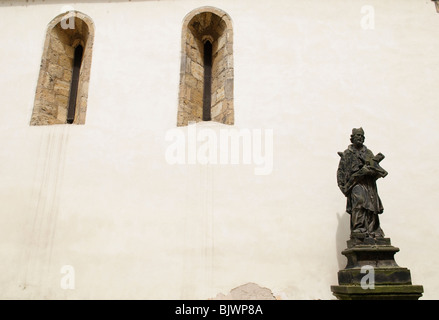 Bronzestatue des heiligen Johannes von Nepomuk Kirche des heiligen Johannes in der Wäscherei Prag // PRAG, Tschechische Republik — Eine Bronzestatue des heiligen Johannes von Nepomuk steht vor der Kirche des heiligen Johannes in der Wäscherei (Kostel svatého Jana Křtitele Na prádle). Das um 1715 von der Werkstatt des Barockbildhauers Ferdinand Maxmilián Brokoff geschaffene Werk zeigt den heiligen mit einem Kruzifix. Die Kirche ist eine der ältesten Prager Kirche, die um 1142 im romanischen Stil im Stadtteil Malá Strana gegründet wurde. Johannes von Nepomuk ist ein nationaler Schutzpatron der Tschechischen Republik. Der Name der Kirche leitet sich von den historischen Praktiken ab Stockfoto