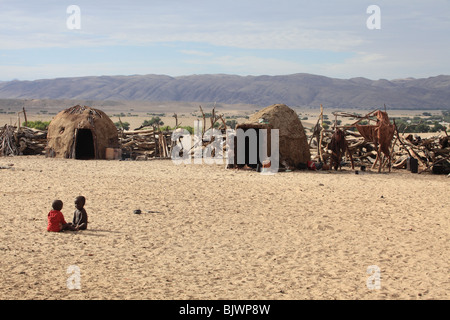 Kinder in einem Tribal-Himba-Dorf Stockfoto