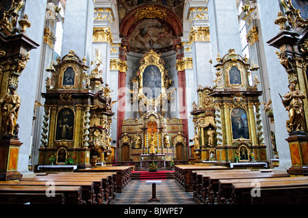 PRAG, Tschechische Republik – das kunstvolle Innere der St. Giles Kathedrale in der Prager Altstadt mit ihrem kunstvollen Barockaltar. Die gotische Architektur der Kathedrale wird durch ihre reichen barocken Dekorationen mit vergoldeten Ornamenten, Fresken und komplizierten Skulpturen wunderbar ergänzt. Dieses atemberaubende Heiligtum veranschaulicht die Mischung der architektonischen Stile, die in den historischen Kirchen Prags vorherrschen, und ist ein Zeugnis des reichen religiösen und kulturellen Erbes der Stadt. Stockfoto