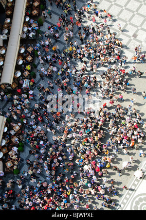 Astronomische Uhr Touristen Altstädter Ring Prag // Astronomische Uhr Touristen Altstädter Ring Prag // PRAG, Tschechische Republik — eine Luftaufnahme fängt eine große Menge von Touristen, die sich auf dem Altstädter Ring versammelt haben, und beobachten die berühmte astronomische Uhr, während sie zur Stunde läutet. Die mittelalterliche Uhr, die an der südlichen Wand des Alten Rathauses montiert ist, zieht Besucher aus der ganzen Welt an, um ihre komplexe mechanische Leistung zu erleben, die sowohl ihre historische Bedeutung als auch ihre dauerhafte Attraktivität als eine der berühmtesten Sehenswürdigkeiten Prags zeigt. Stockfoto