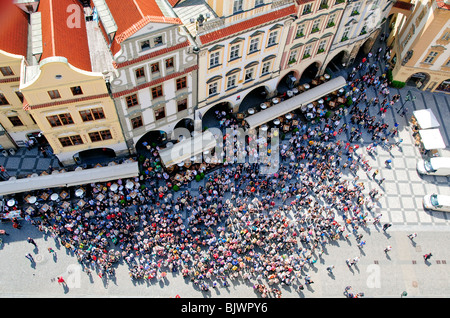 PRAG, Tschechische Republik – aus der Vogelperspektive fängt eine große Menge von Touristen ein, die sich auf dem Prager Altstadtplatz versammelt haben und die berühmte astronomische Uhr beobachten, während sie zur vollen Stunde läutet. Die mittelalterliche Uhr, die an der südlichen Wand des Alten Rathauses montiert ist, zieht Besucher aus der ganzen Welt an, um ihre komplexe mechanische Leistung zu erleben, die sowohl ihre historische Bedeutung als auch ihre dauerhafte Attraktivität als eine der berühmtesten Sehenswürdigkeiten Prags zeigt. Stockfoto