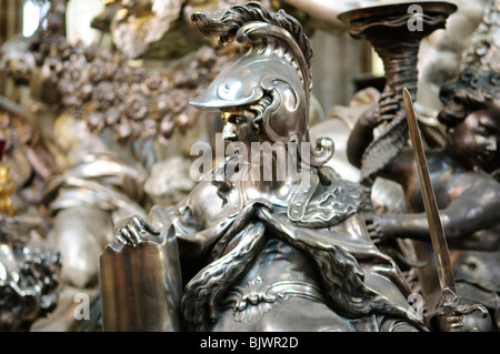 Grabmal des Heiligen Johannes von Nepomuk Silberstatue Detail Veitsdom Prag // PRAG, Tschechische Republik — Eine silberne allegorische Figur ist auf dem Grabmal des Heiligen Johannes von Nepomuk im Inneren des Veitsdoms beschrieben. Der von Joseph Emanuel Fischer von Erlach entworfene monumentale Barocksarkophag entstand von 1733 bis 1736 mit Skulpturen von Antonio Corradini. Das Grab ist berühmt aus fast zwei Tonnen (4.400 lbs) massivem Silber gebaut. Er ehrt den nationalheiligen der Tschechischen Republik, der 1393 für die Aufrechterhaltung des Beichtsiegels zum Märtyrer wurde. Das Hotel befindet sich in der Prager Burg Stockfoto