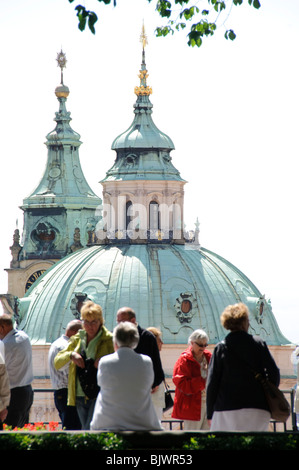 PRAG, Tschechische Republik - Touristen auf der Prager Burg. Die berühmte Prager Burg, ein Symbol der tschechischen Geschichte und Macht, steht majestätisch auf einem Hügel mit Blick auf die Stadt. Es ist die größte antike Burg der Welt und ein UNESCO-Weltkulturerbe, das jedes Jahr unzählige Besucher anzieht, um die fesselnde Geschichte und architektonische Vielfalt zu erkunden. Stockfoto