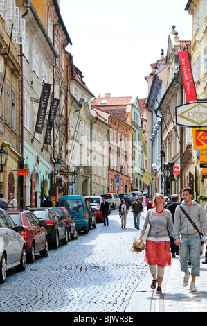 Nerudova Straße im Stadtteil Mala Strana Prag Tschechische Republik / PRAG, Tschechische Republik — die Nerudova Straße im Stadtteil Malá Strana (Kleinstadt) ist gesäumt von gut erhaltenen Bürgerhäusern, die heute von Hotels, Restaurants und Geschäften besetzt sind. Diese steile, kopfsteingepflasterte Straße bildet einen wichtigen Abschnitt der historischen Königsstraße – den Krönungsweg für tschechische Monarchen, der zur Prager Burg führt. Die Straße ist nach dem tschechischen Schriftsteller und Dichter Jan Neruda (1834–1891) aus dem 19. Jahrhundert benannt, der im Haus „an den zwei Sonnen“ (U Dvou slunců) in Nr. 47. Viele der Fassaden aus dem Barock und der Renaissance sind Distingu Stockfoto