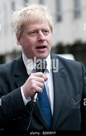 Boris Johnson, großen London bei der Präsentation des neuen Parks Braham Straße. Stockfoto