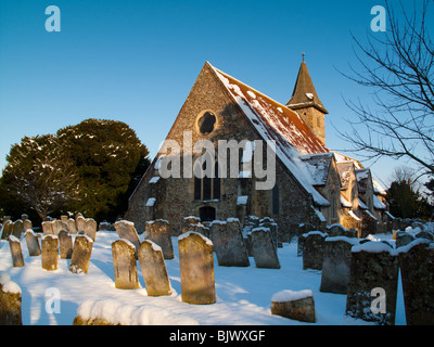 St. Thomas ein Becket Warblington Kirche im Schnee Stockfoto