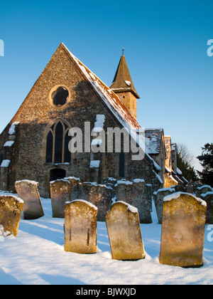 St. Thomas ein Becket Warblington Kirche im Schnee Stockfoto