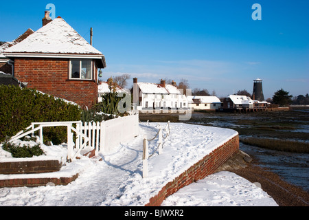 Die Royal Oak und Mühle, Langstone, im Schnee Stockfoto