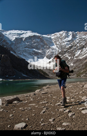 Wanderer auf einer Wanderung in den Bergen der Fan von Tadschikistan. Stockfoto