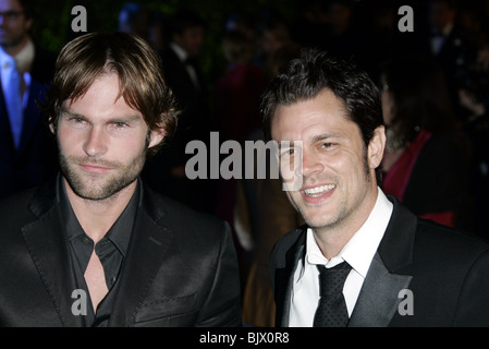 SEANN WILLIAM SCOTT & JOHNNY KNOXVILLE VANITY FAIR OSCAR PARTY 2005 MORTONS WEST HOLLYWOOD LA USA 27. Februar 2005 Stockfoto