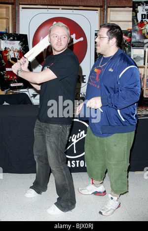 SIMON PEGG & NICK FROST SHAUN der Toten DVD Unterzeichnung VIRGIN MEGASTORE LOS ANGELES USA 6. Januar 2005 Stockfoto