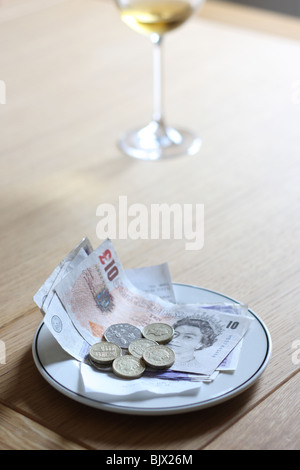 Eine Rechnung in einem Restaurant neben einem Glas Wein. Stockfoto