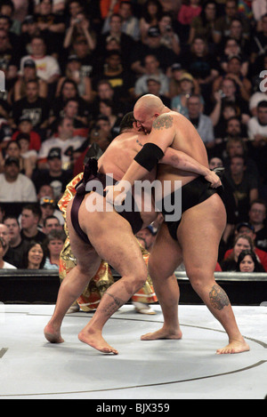 GROßE SHOW & AKEBOBO WRESTLEMANIA 21 GOES HOLLYWOOD STAPLES CENTER in LOS ANGELES USA 3. April 2005 Stockfoto