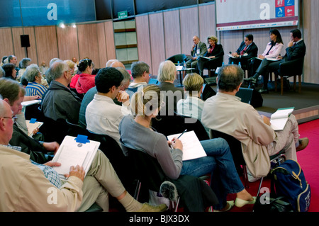 Paris, Frankreich, große Menschenmenge, großes Publikum beim Treffen der Investoren für die betriebliche Altersversorgung, Rentner, öffentlicher Redner, Konferenzraum Stockfoto