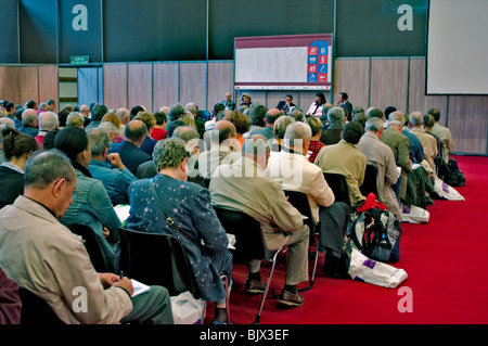 Paris, Frankreich, Publikum, große Menschenmenge, von hinten, sitzen bei einem Business Meeting und lauschen den Fragen des Podiums im Convention Center. Senioren sitzen Stockfoto