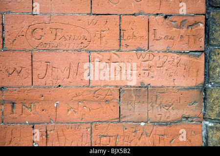 Achtzehnten Jahrhunderts zerkratzt Graffiti auf der Mauer des Schulgebäudes, Dedham, Essex Stockfoto