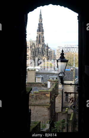 Blick von der Royal Mile hinunter Walter Scott Memorial, Edinburgh, Schottland Stockfoto