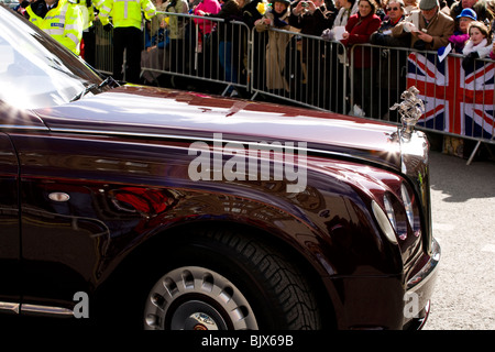 Ihre Majestät die Königin Stand Bentley Limousine fährt vorbei Derby Kathedrale und Massen nach der Gründonnerstag-Zeremonie. Stockfoto