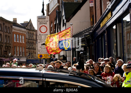 Ihre Majestät die Königin Stand Bentley Limousine fährt vorbei Derby Kathedrale und Massen nach der Gründonnerstag-Zeremonie. Stockfoto