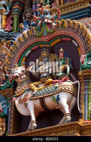 Indien, Tamil Nadu, Madurai, Sri-Meenakshi-Tempel, West Gopuram, Krishna und Radha Consort auf Nandi-Bullen Stockfoto