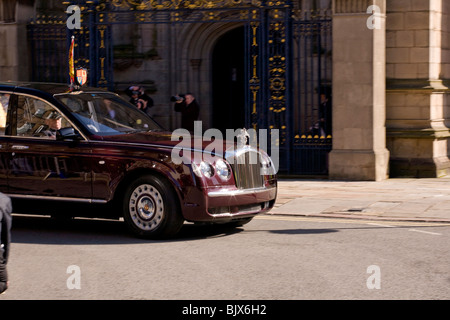 Ihre Majestät die Königin Stand Bentley Limousine fährt vorbei Derby Kathedrale und Massen nach der Gründonnerstag-Zeremonie. Stockfoto