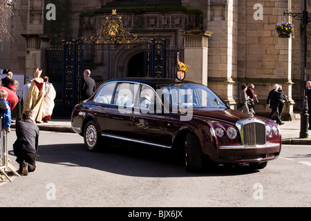 Ihre Majestät die Königin Stand Bentley Limousine fährt vorbei Derby Kathedrale und Massen nach der Gründonnerstag-Zeremonie. Stockfoto