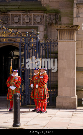 Beefeaters Line-up außerhalb Derby Kathedrale bereit, die Königin bei ihrer Ankunft für den Gründonnerstag Osterfeier zu empfangen. Stockfoto