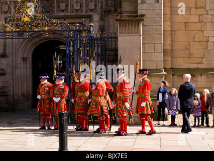 Beefeaters Line-up außerhalb Derby Kathedrale bereit, die Königin bei ihrer Ankunft für den Gründonnerstag Osterfeier zu empfangen. Stockfoto