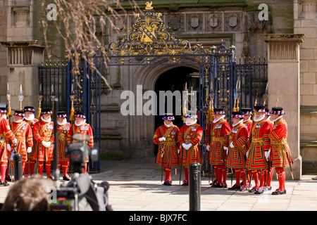 Beefeaters Line-up außerhalb Derby Kathedrale bereit, die Königin bei ihrer Ankunft für den Gründonnerstag Osterfeier zu empfangen. Stockfoto