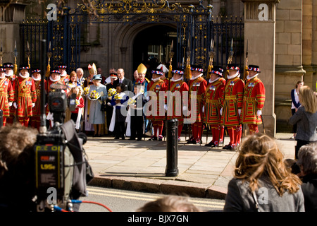 Beefeaters und geistliche Line-up vor den Toren des Derby Kathedrale mit der Queen und Prinz Philip für Ostern Maundy. Stockfoto