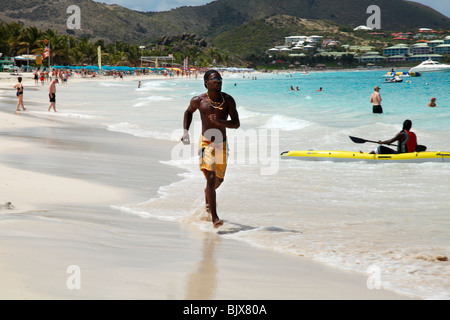 Laufen am Strand von Orient Bay St. Martin Stockfoto